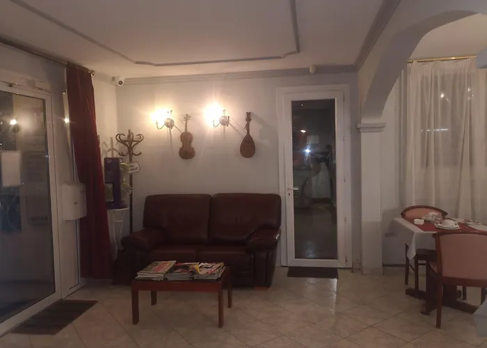 Hotel Les Troenes 2*