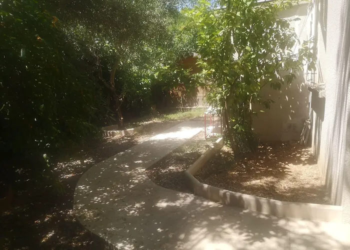 Hotel Les Troenes 2*